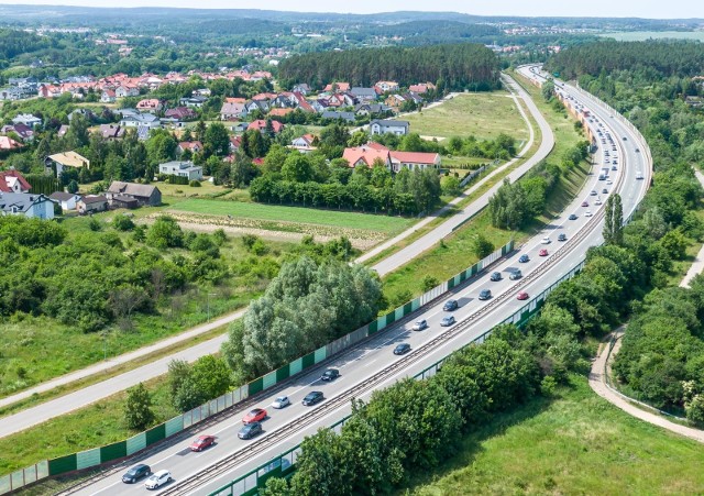 Łączna długość dróg publicznych w Polsce liczy ponad 400 tys. km i dzieli się na drogi krajowe, wojewódzkie, powiatowe oraz gminne.