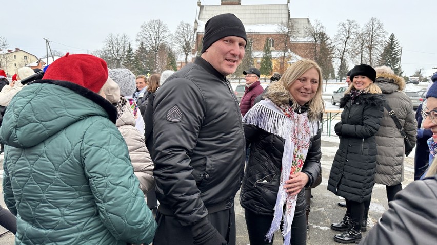 Świąteczny klimat w Grębowie. Mieszkańcy spotkali się na kiermaszu bożonarodzeniowym i razem śpiewali kolędy. Zobacz zdjęcia i wideo 