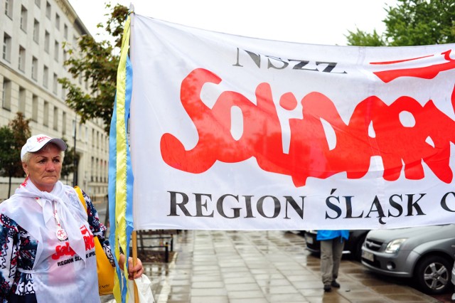 04.09.2015 warszawa ul wiejska jana matejkiprotest solidarnosci pod sejmem w zwiazku z rozpatrzeniem przez senat wniosku o referendum nz. fot. piotr smolinski / polska press