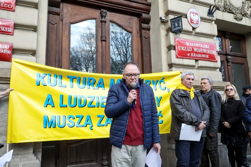 Protesty pracowników instytucji kultury trwają w Małopolsce...