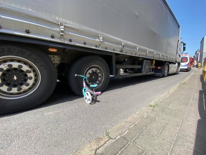 Potrącenie dziecka przez samochód ciężarowy w Lęborku. 21.06.2021 r. Dziewczynka trafiła do szpitala. Kierowca TIR-a był trzeźwy