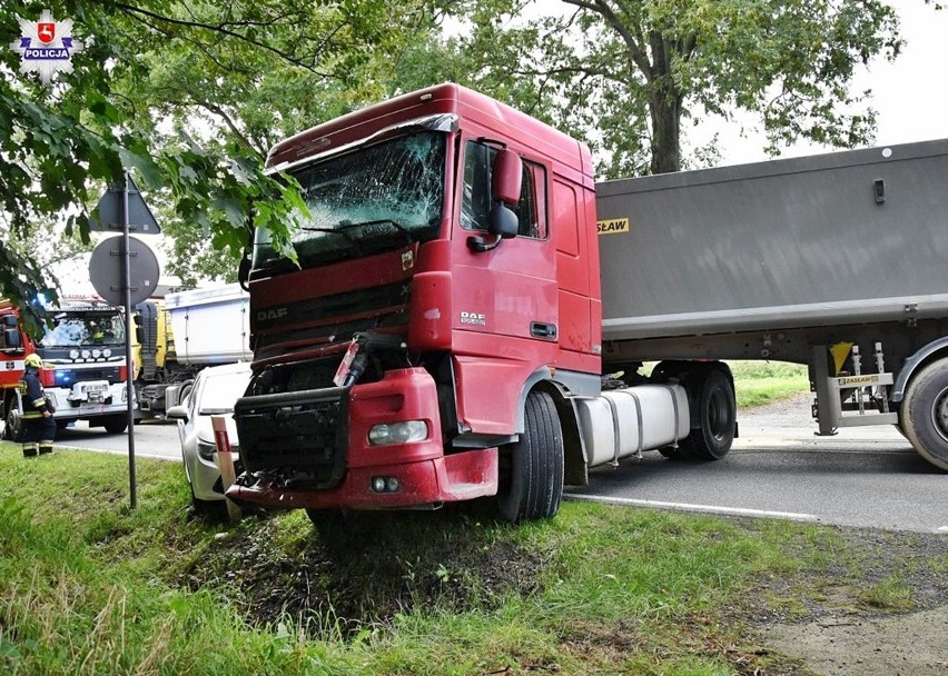 Dramatyczny karambol na trasie Kraśnik - Annopol. Zderzyły się 4 ciężarówki i osobówka. DK 74 była zablokowana