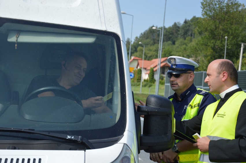 Wielka Wieś. Nietypowy patrol drogówki. Policjantom towarzyszył ksiądz [ZDJĘCIA]