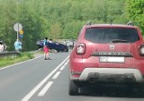 BMW dachowało w okolicy Biedruska. Jedna osoba trafiła do szpitala