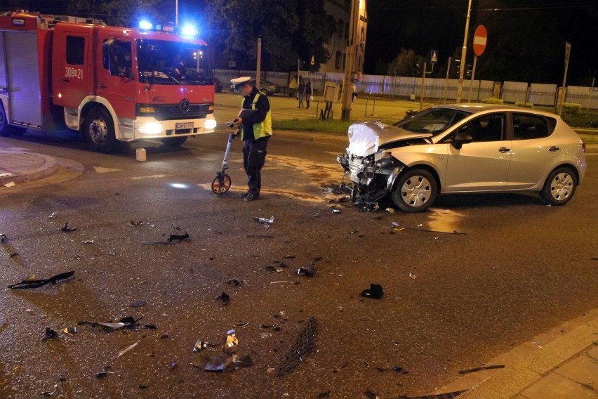 Wypadek na Wyszyńskiego. Honda na dachu, policjant ranny