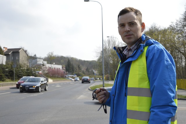 - Nie zrobimy przy Owocowej ronda, bo zwyczajnie nie ma na to na skrzyżowaniu miejsca - mówi GL Rafał Krajczyński. Tymczasem na ul. Kazimierza Wielkiego już zaczęła się rozbiórka torowiska. Gdy zacznie się remont drogi, na Owocowej zrobi się gorąco...