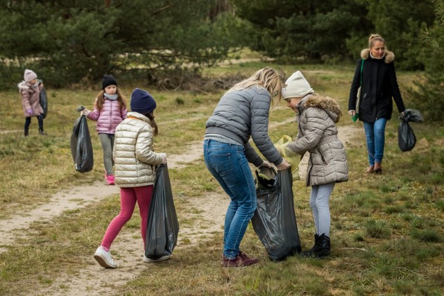 Butelki szklane i plastikowe, worki foliowe, opony (mniejsze, większe) czy elementy części samochodowych i wiele innych śmieci wydobyli w niedzielę (25.04.2021) uczestnicy akcji SprzątaMY las w bydgoskim Fordonie