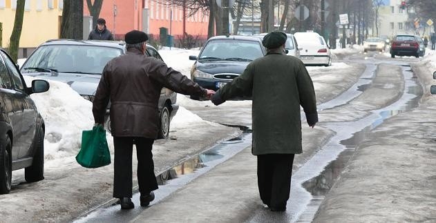 Na śliskich chodnikach nietrudno o złamanie nogi, albo ręki. Mieszkańcy regionu ryzykują więc i chodzą po ulicach