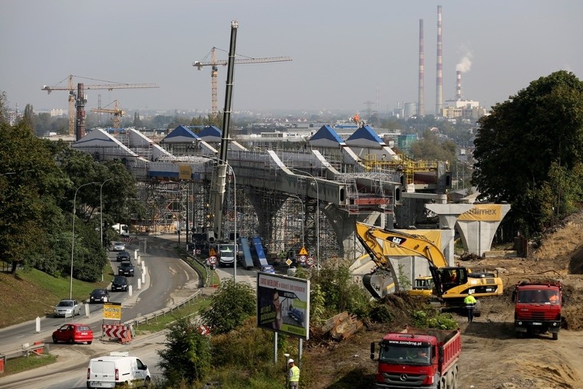 Gigantyczne estakady podparte, czyli jeszcze trzy miesiące utrudnień w Podgórzu [WIDEO, ZDJĘCIA]