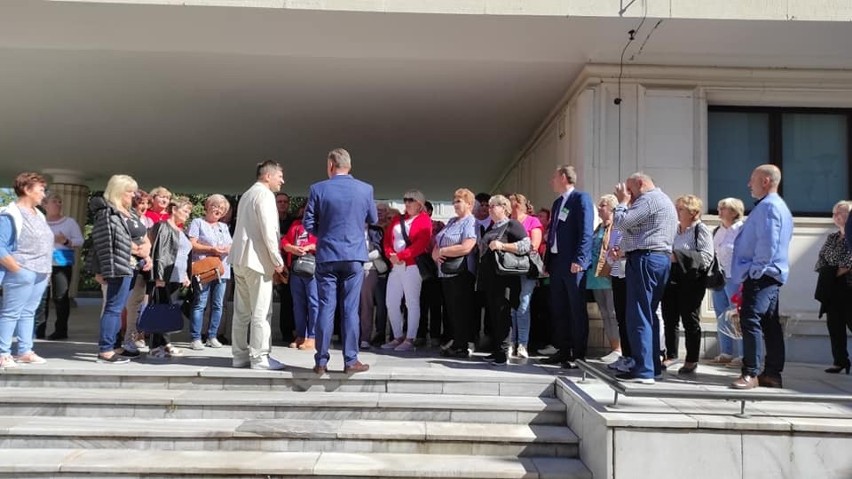 Seniorzy z gminy Opatowiec byli na wycieczce w Warszawie. Zwiedzili gmach parlamentu i zapoznali się z jego historią. Zobaczcie zdjęcia