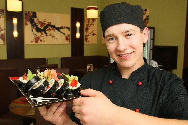 - Tradycyjne japońskie sushi to bajecznie kolorowe danie. Ma wiele odmian i do przygotowania go można wykorzystać bardzo różnorodne składniki &#8211; mówi Piotr Jabłonka, kucharz w restauracji Sushi Nigiri w Galerii Echo w Kielcach.