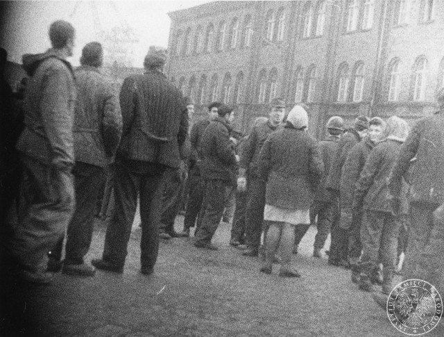 Robotnicy pod stocznią. 15 grudnia 1970 r. w Gdańsku.