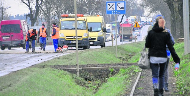 Odcinek obecnej „siódemki” w Dobrucie. M.in. tu miałby zostać wytyczony ciąg dla rowerzystów.