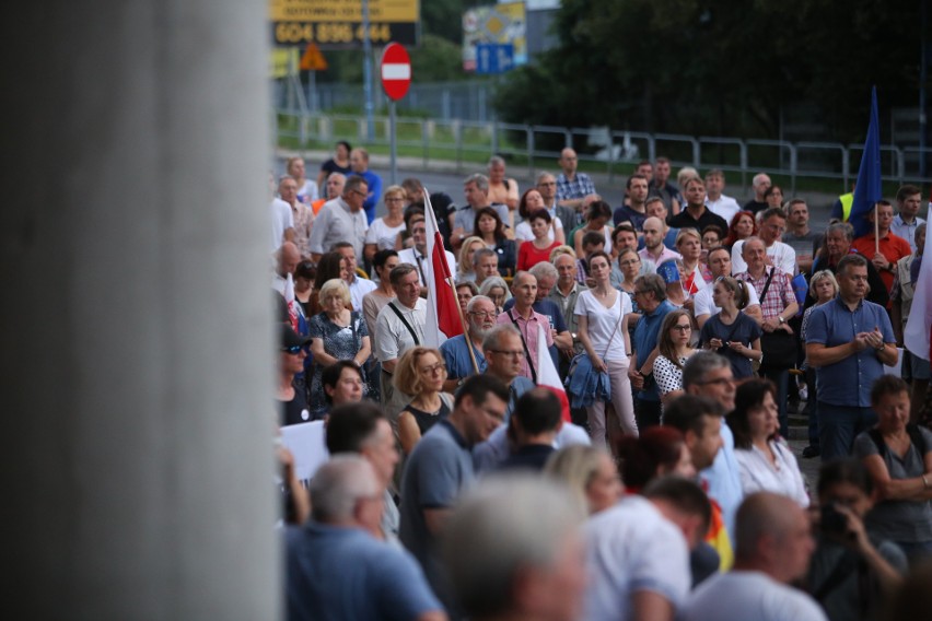 Kolejny protest przed katowickim Sądem Okręgowym wobec zmian...