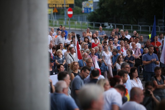 Kolejny protest przed katowickim Sądem Okręgowym wobec zmian w polskim sądownictwie odbył się wieczorem 27 lipca 2018