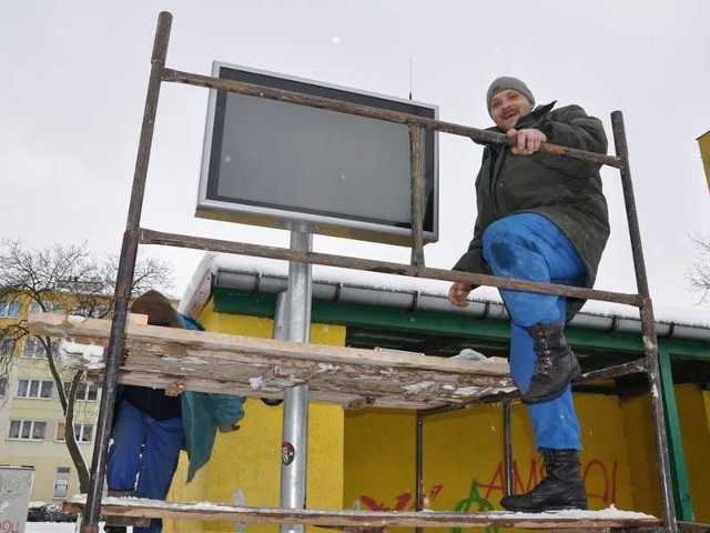 Montaż tablicy SIT na pierwszym przystanku na osiedlu Koszalińska. 