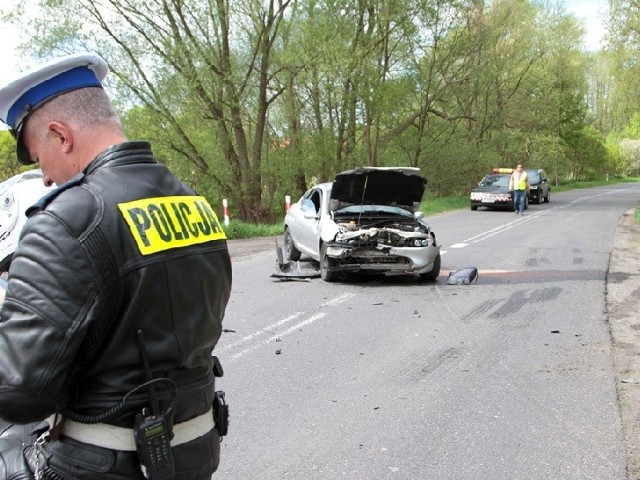 Na trasie Zawada - Jany doszło do zderzenia dwóch samochodów.