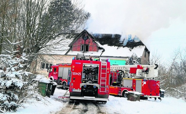 Przez ponad pięć godzin strażacy gasili pożar, który wybuchł w pięciorodzinnym budynku w Bełtnie pod Świdwinem. Nikt nie doznał obrażeń, ale straty są ogromne.