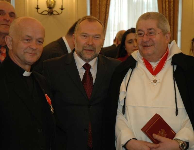 Ksiądz Stanisław Sikorski (na zdjęciu z lewej) odebrał w...