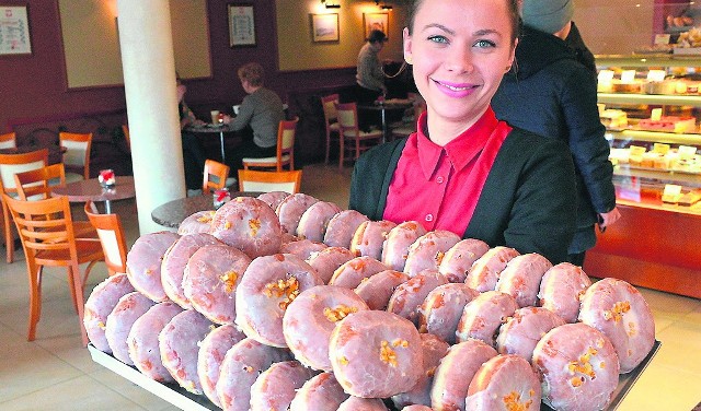 - Na nasze pączki zapraszamy od godziny 8 - mówi Ola z Cukierni Banatkiewicz w Kielcach.