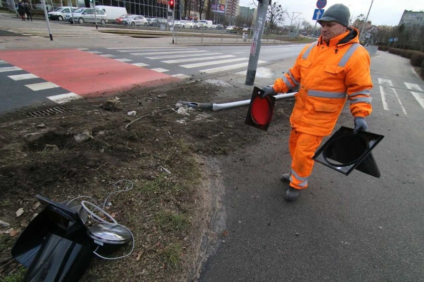 Wrocław: Kierowca skody wpadł na chodnik i staranował sygnalizację