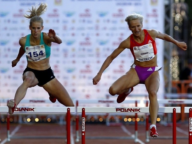 Anna Jesień (z prawej) przegrała bieg na 400 m przez płotki dosłownie o włos z Dunką Sarą Petersen (z lewej).