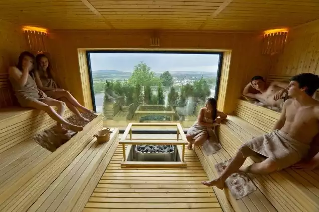 Do dyspozycji w Odyssey Club Hotel są: sauna parowa, ziołowa, infrared oraz tradycyjna sucha sauna fińska. Z tej ostatniej można podziwiać piękne widoki. Szczególne wrażenie robi nocna panorama Kielc.