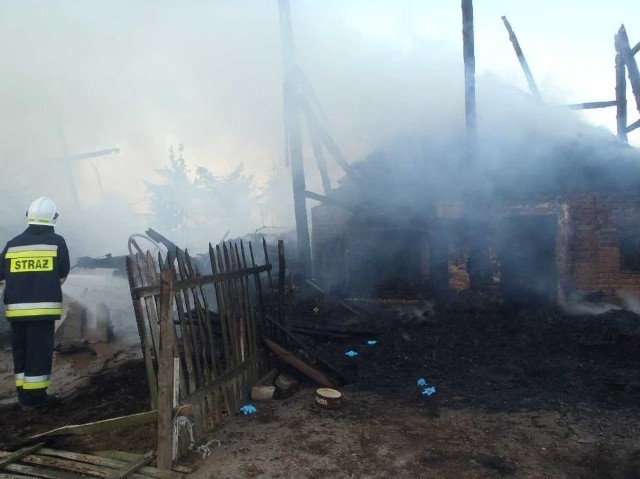 W miejscowości Panigródz doszło do pożaru stodoły. W momencie, gdy pojawił się ogień, jej właściciel przebywał na dachu. Nie zdołał wydostać się z pułapki. W pożarze został także ranny drugi mężczyzna, który z poparzeniami został odwieziony do szpitala. Zobacz zdjęcia pożaru -------->