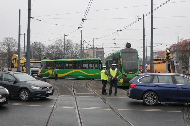 Po godzinie 12 na rondzie Jana Nowaka-Jeziorańskiego w Poznaniu doszło do wykolejenia tramwaju. Wstrzymano ruch tramwajowy. Zobacz więcej zdjęć ---->