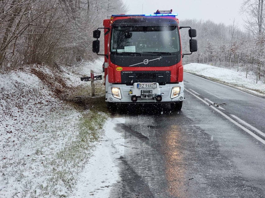 Na DK 28 w Prałkowcach pod Przemyślem kierowca BMW dachował poza drogą [ZDJĘCIA]