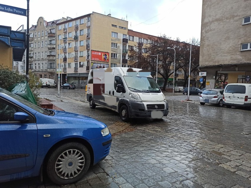 Najnowsze wyczyny mistrzów parkowania we Wrocławiu. Stoją,...