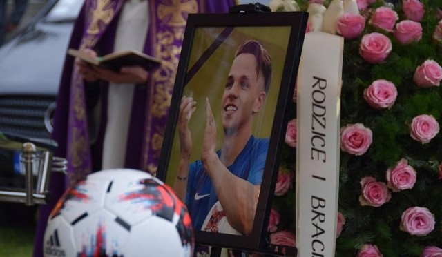 Przyjaciele, koledzy z boiska we wzruszającym filmie pożegnali Krystiana Popielę. Pogrzeb 20-letniego piłkarza odbył się w piątek.