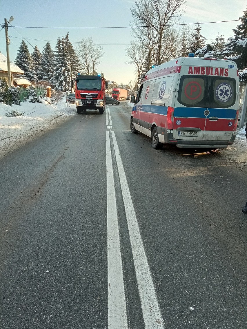 Wypadek w Cianowicach. Zablokowana droga wojewódzka 794, jedna osoba poszkodowana