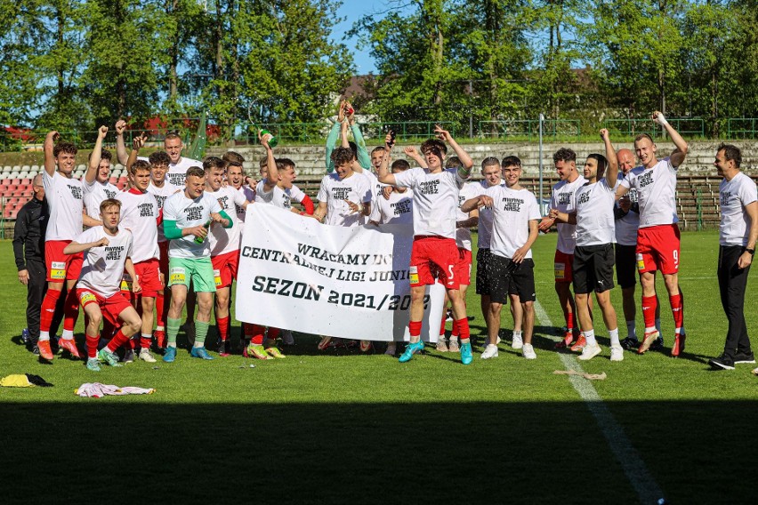 Tak piłkarze Korony Kielce do 19 lat po zwycięstwie z Resovią Rzeszów fetowali awans do Centralnej Ligi Juniorów!