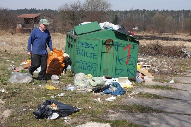Działkowcy z ogrodu działkowego Narcyz przy ulicy Ściegiennego w Kielcach chcą posprzątać otoczenie. Liczyli, że miasto odbierze od nich śmieci, ale żadnej pomocy nie otrzymają.