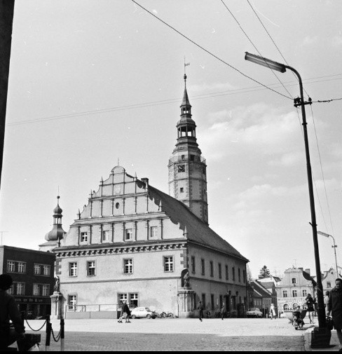 Głogówek. Widok na południowo-wschodnią elewację ratusza.