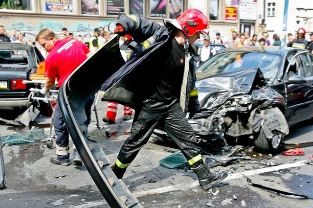 Legnica 29.08.2011Groźny wypadek na ul. Piastowskiej. Dwie osoby ranne w wypadku na ulicy Piastowskiej, obie zostały przewiezione do legnickiego szpitala. Policja ustala przyczynę wypadku.