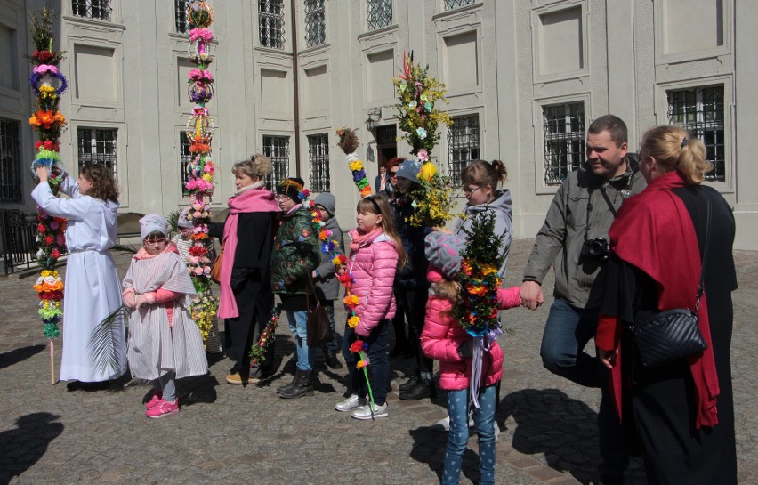 Niedziela Palmowa jako święto została ustanowiona na...