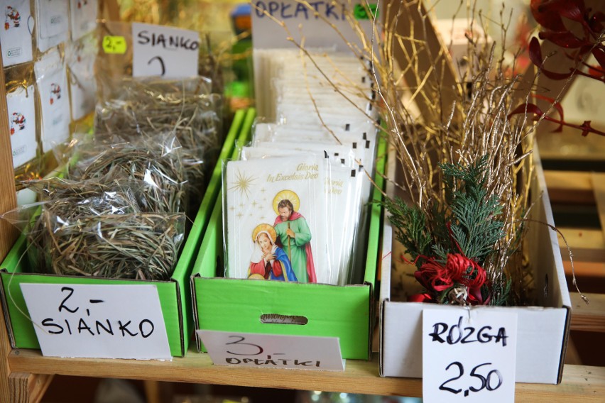 Magia świąt na krakowskich targowiskach. Mikołaje, choinki, opłatki, sianko, można kupić wszystko! [ZDJĘCIA]