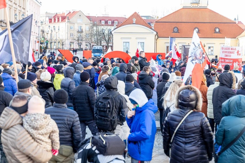 Protest antyszczepionkowców na Rynku Kościuszki w...