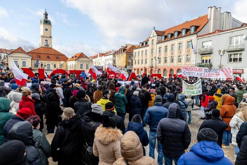 Protest antyszczepionkowców na Rynku Kościuszki w...