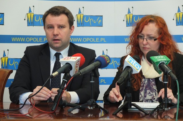 Prezydent Arkadiusz Wiśniewski oraz Adrianna Paroń, zastępca naczelnika Biura Organizacji Pozarządowych.