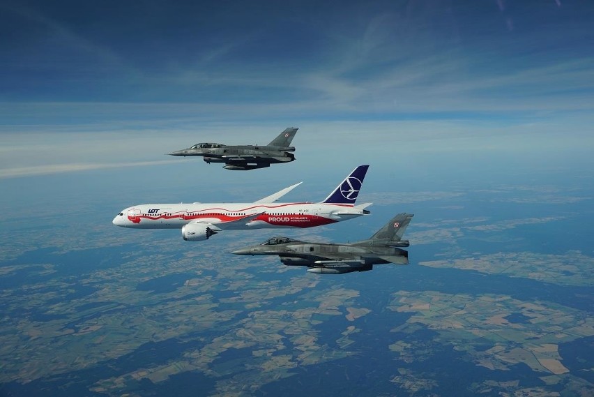 Rocznicowy "Dreamliner" wylądował na Okęciu. Asystowały mu myśliwce F-16 [GALERIA]