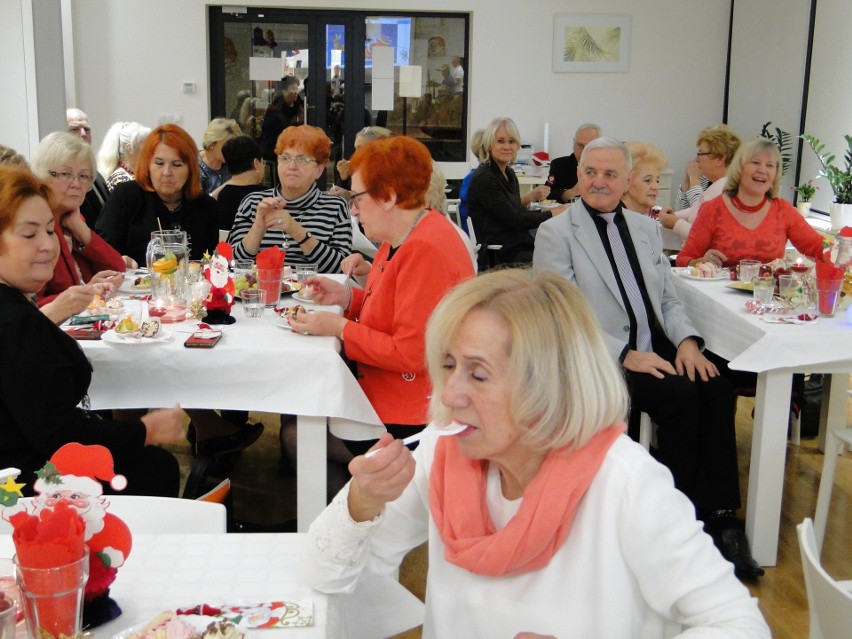 Święty Mikołaj odwiedził w czwartek seniorów w Centrum...