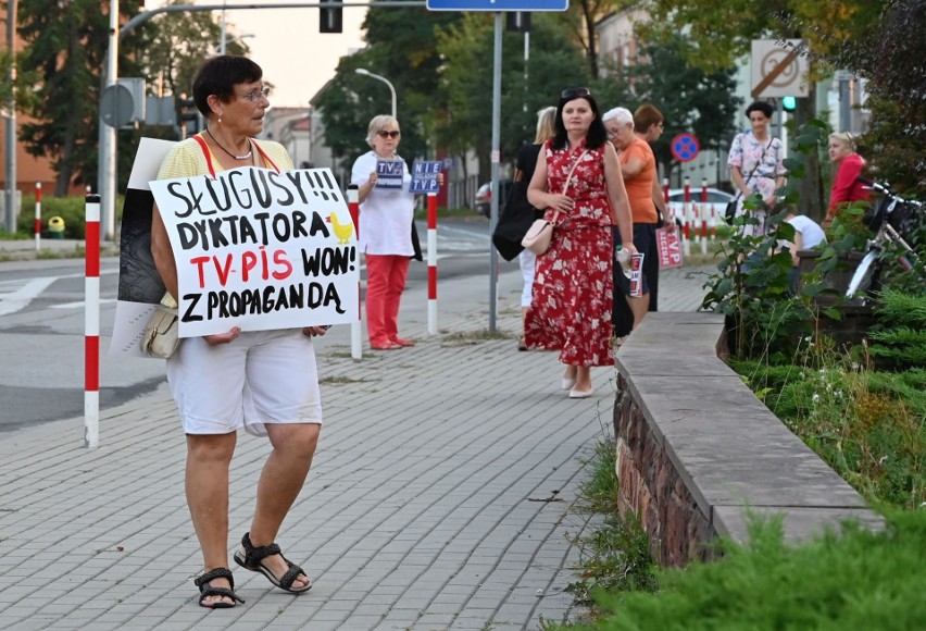 Pikieta Opozycji Ulicznej w sprawie wolnych mediów. Protestowano przed siedzibą TVP3 Kielce (ZDJĘCIA)