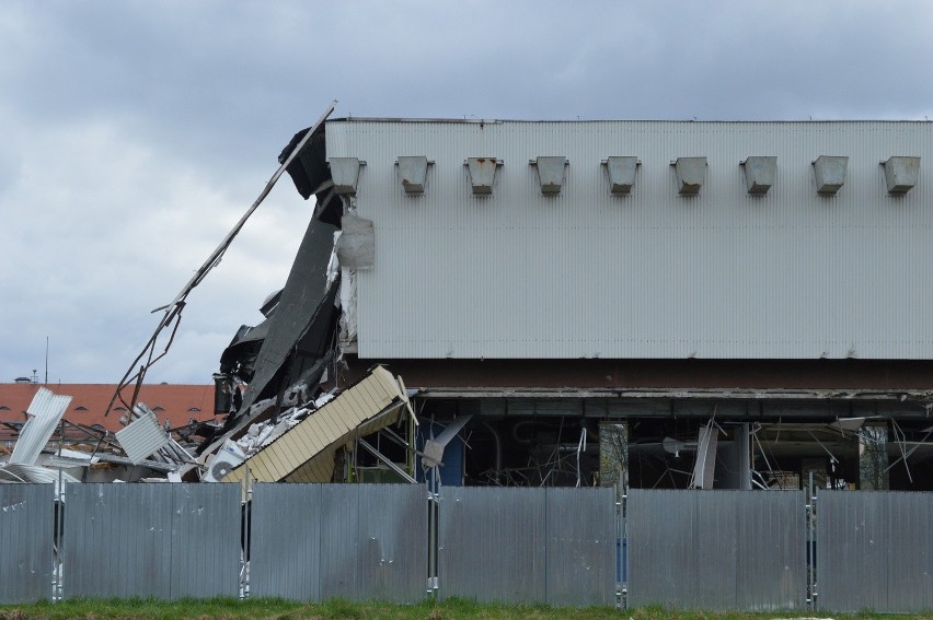 Wrocław: Trwa rozbiórka starego dworca PKS (ZDJĘCIA)