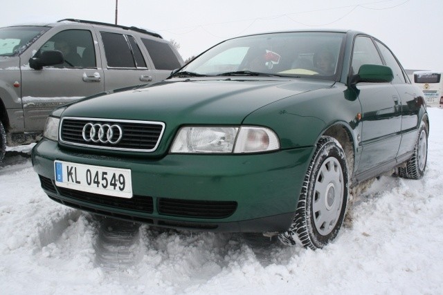Audi A4, 1997 r., 1,8, elektryczne szyby i lusterka, 2x airbag, wspomaganie kierownicy, klimatronic, centralny zamek, 6 tys. 800 zł;