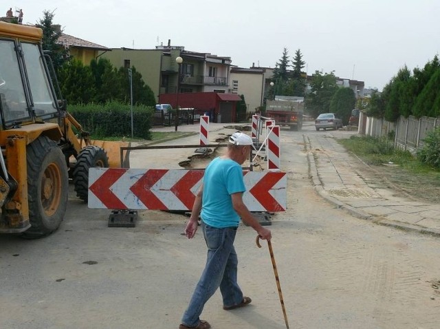Na ulicy Sikorskiego ekipy wykonują przebudowę kanalizacji deszczowej.