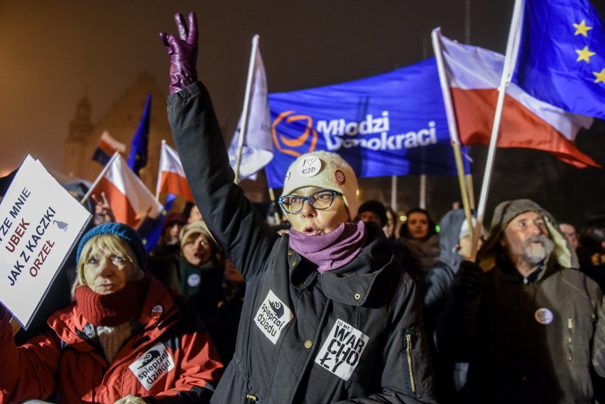 Grudniowa manifestacja KOD-u na placu Adama Mickiewicza