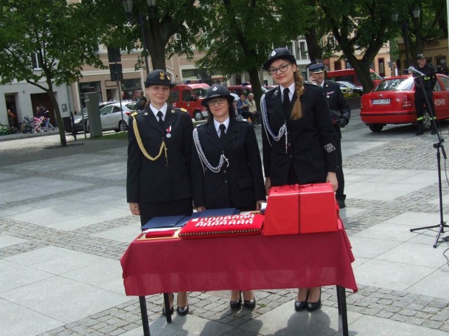 Dziś (piątek), w Chełmnie  odbyły się uroczystości z okazji Dnia Strażaka. Wręczono szereg  odznaczeń i awansów dla strażaków z powiatów chełmińskiego oraz świeckiego.